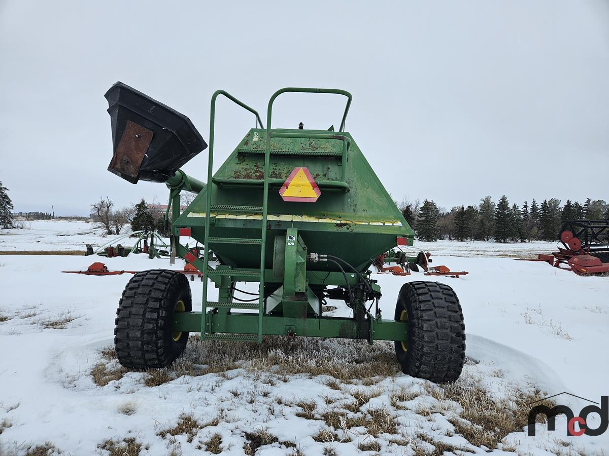 John Deere 655 Air Seeder w/ John Deere 777 Cart